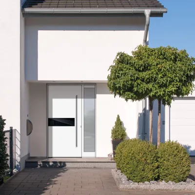 Weiße Haustür mit Baum